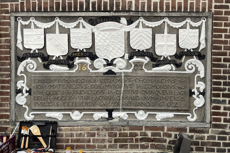 Natuursteen herstelwerk bij de breuk in monumenten, met zelfgemaakte reparatie pasta op epoxy basis