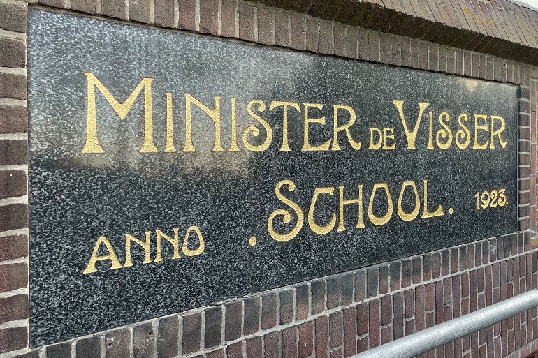 Graniet gevelsteen monument restauratie, Minister de Visser school