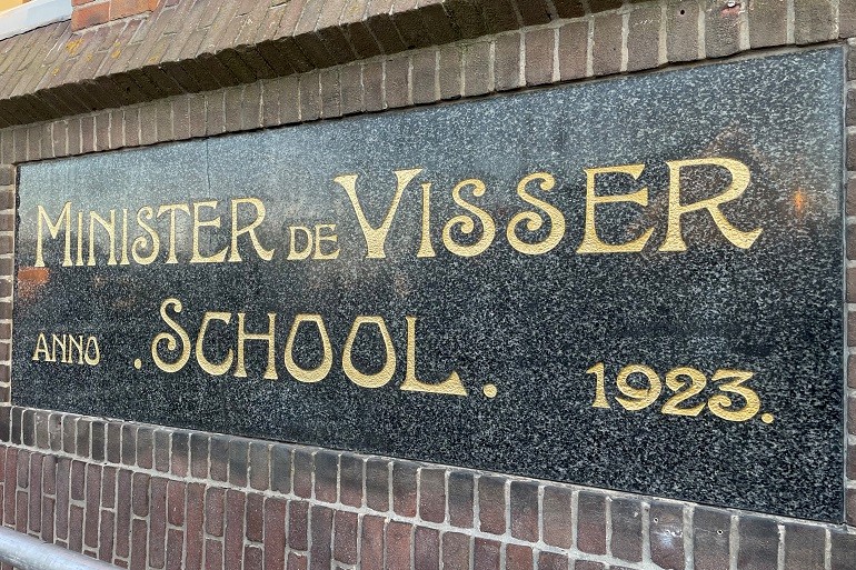 Gevelsteen Minister de Visser school na restauratie