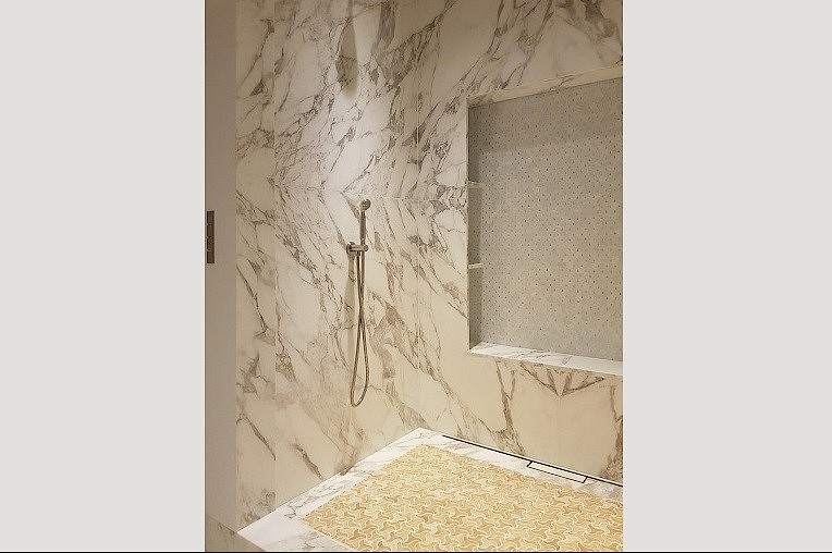 Carrara Bianco Calacatta douche badkamer vloer en plinten plaatsen