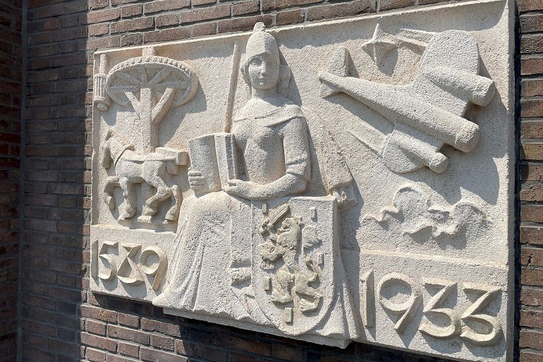 Gevelsteen kalkzandsteen restauratie Willem Witsen gebouw Den Haag