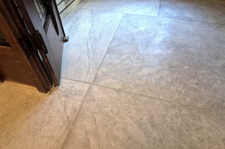 Voeg herstel marmer vloer.