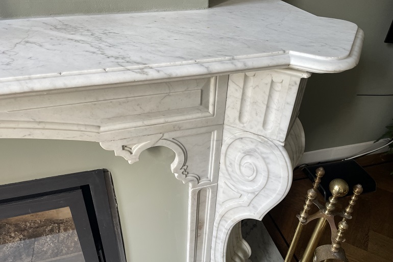 Witmarmer schouw restauratie