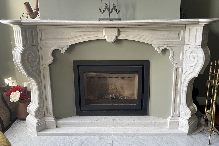 Wit Carrara marmer schouw na restauratie.