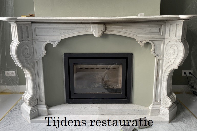 Verwijderen van vervuiling van het marmer. Linker kant al schoongemaakt, rechts nog niet  schoon.