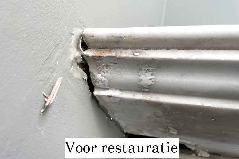 Witmarmer schouw reinigen van oude verf en kitresten.