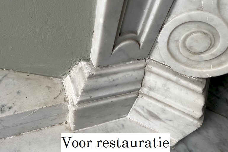 Witmarmer schouw grijze aanslag verwijderen, vóór restauratie.