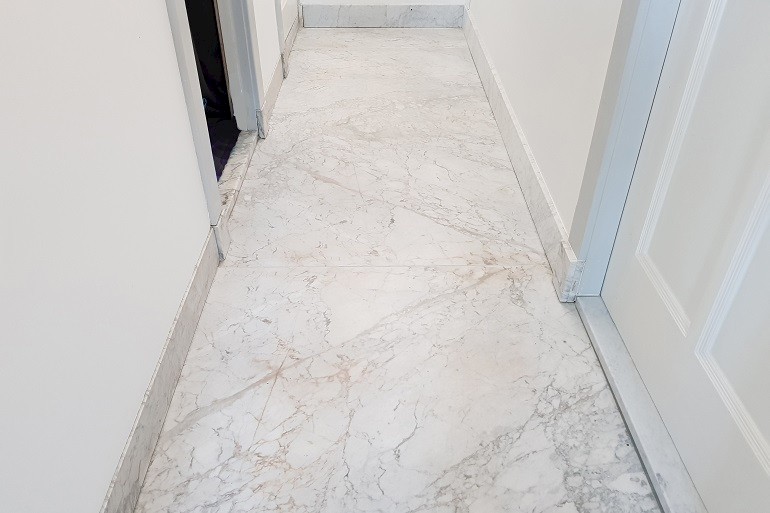 Carrara marmeren gangvloer na restauratie