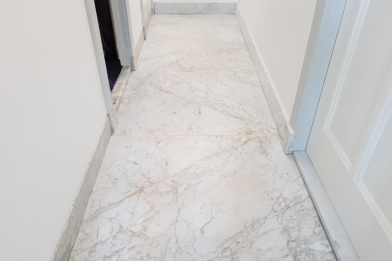 Carrara marmeren gangvloer restauratie Rotterdam
