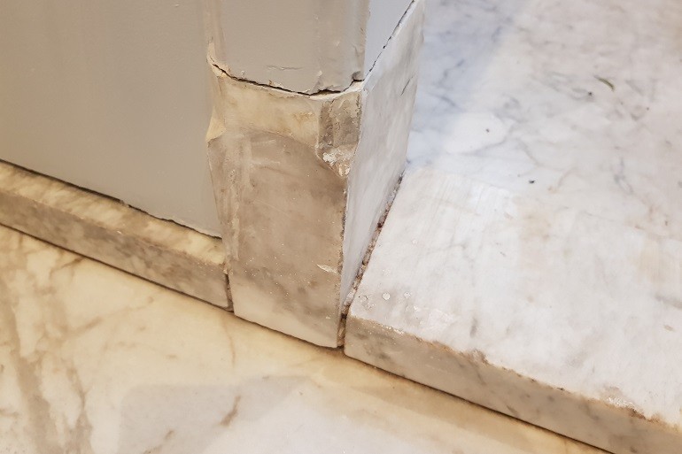 Carrara marmeren neuten en dorpels vóór restauratie