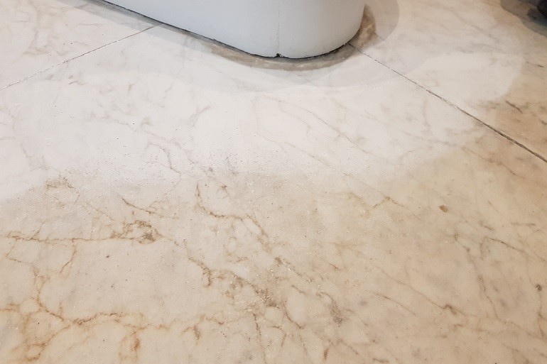 Beschadigde Carrara marmeren vloer tijdens restauratie