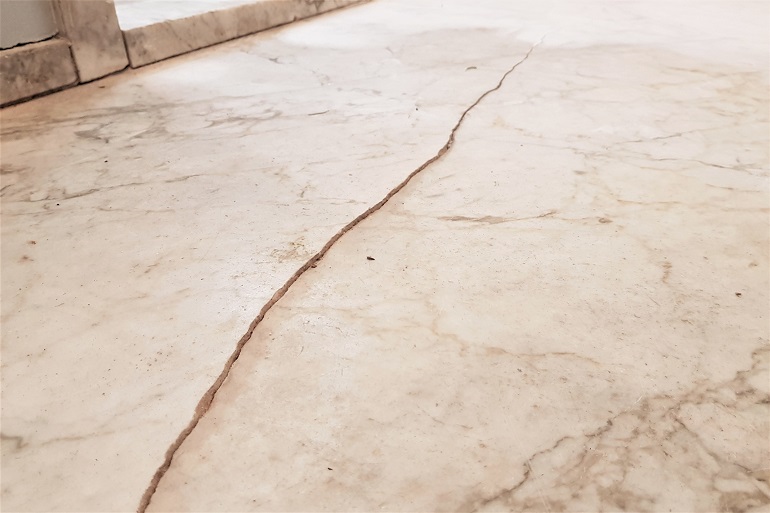 Scheur in Carrara marmeren vloer vóór herstel Scheur in Carrara marmeren vloer vóór herstel