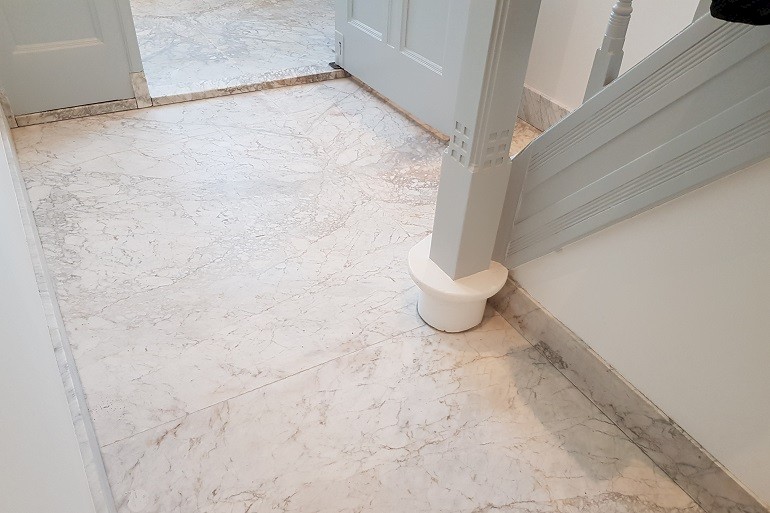Carrara marmeren gangvloer na restauratie