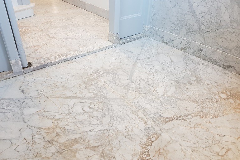 Gerestaureerde Carrara marmeren vloer – eindresultaat