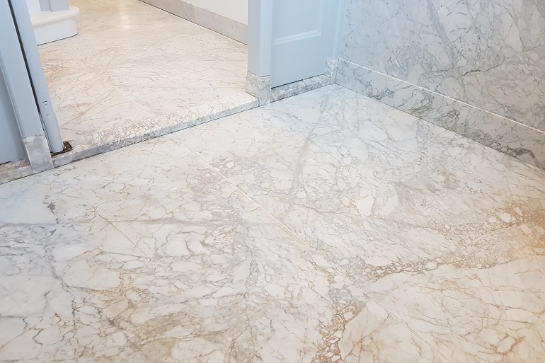 Gerestaureerde Carrara marmeren vloer – eindresultaat Gerestaureerde Carrara marmeren vloer – eindresultaat