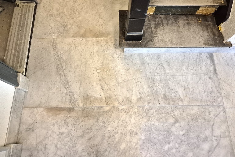 Carrara marmeren vloer in Roosendaal na restauratie Carrara marmeren vloer in Roosendaal na restauratie