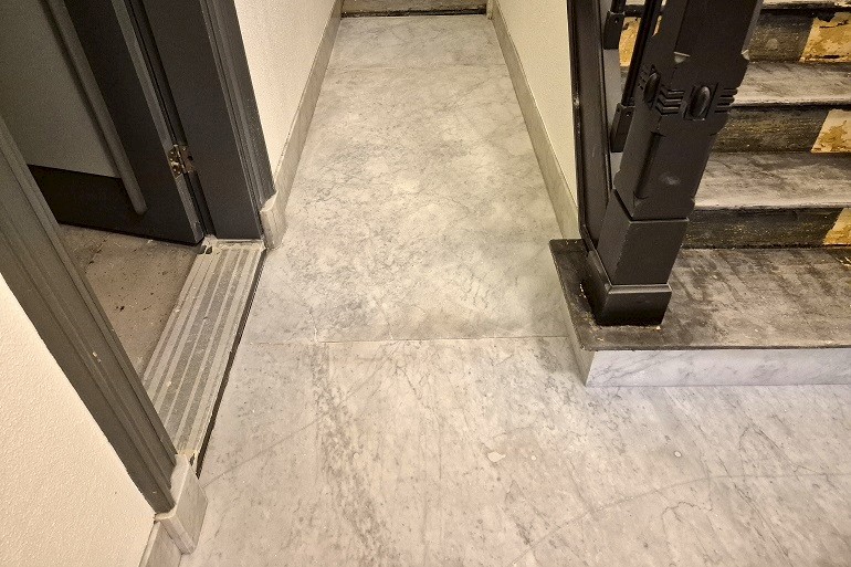 Carrara gangvloer na restauratie