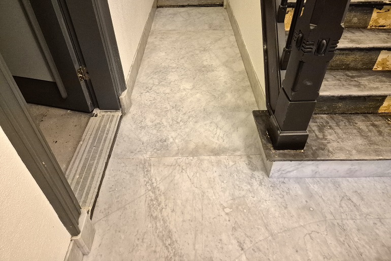 Carrara gangvloer na restauratie