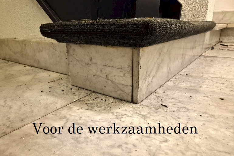 Beschadigde Carrara marmeren bloktrede vóór restauratie