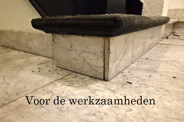 Beschadigde Carrara marmeren bloktrede vóór restauratie Beschadigde Carrara marmeren bloktrede vóór restauratie