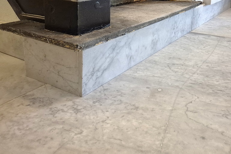 Gerestaureerde Carrara marmeren bloktrede na herstel