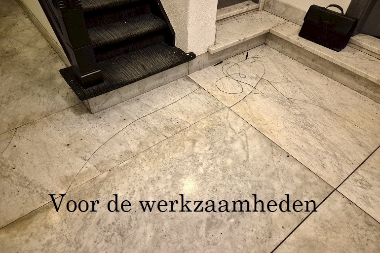 Carrara marmeren vloer en trap in Art Deco pand vóór restauratie