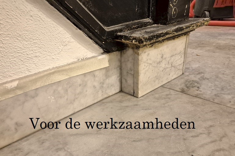 Gebroken Carrara marmerplaten vóór restauratie
