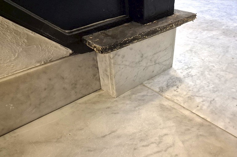 Herstelde Carrara plinten na restauratie en terugplaatsing