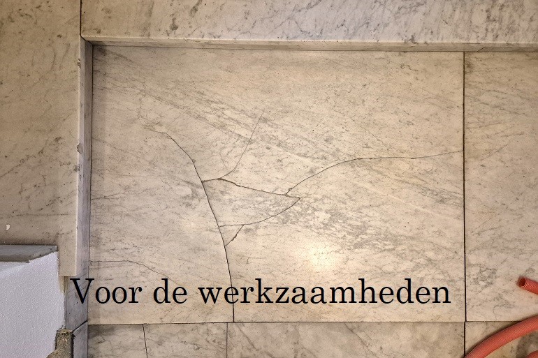 Ernstig gebroken Carrara marmeren vloerplaat vóór restauratie
